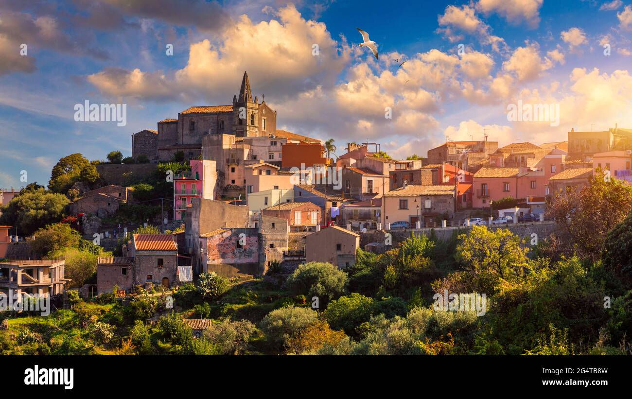 Panoramablick in Forza d`Agro, malerische Stadt in der Provinz Messina, Sizilien, Süditalien. Forza d'Agro, sizilianische historische Stadt auf dem Felsen o Stockfoto